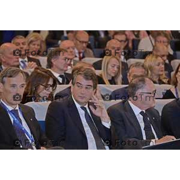Tiziano Manzoni/LaPresse 8-11- 2025 Italia Cronaca Bergamo Antonio Gozzi, Presidente di Federacciai, aprendo i lavori dell’Assemblea Pubblica 2025 dell’Associazione, che si è svolta oggi a Bergamo alla presenza del Vicepresidente Esecutivo Commissione Europea, per la Coesione e le Riforme, Raffaele Fitto, il Vicepresidente Esecutivo Commissione Europea, per la Prosperità e la Strategia Industriale, Stéphane Séjourné, e il Presidente di Confindustria, Emanuele Orsini.