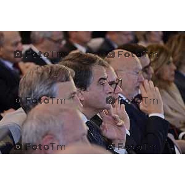 Tiziano Manzoni/LaPresse 8-11- 2025 Italia Cronaca Bergamo Antonio Gozzi, Presidente di Federacciai, aprendo i lavori dell’Assemblea Pubblica 2025 dell’Associazione, che si è svolta oggi a Bergamo alla presenza del Vicepresidente Esecutivo Commissione Europea, per la Coesione e le Riforme, Raffaele Fitto, il Vicepresidente Esecutivo Commissione Europea, per la Prosperità e la Strategia Industriale, Stéphane Séjourné, e il Presidente di Confindustria, Emanuele Orsini.