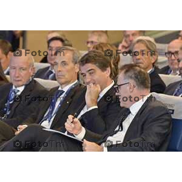 Tiziano Manzoni/LaPresse 8-11- 2025 Italia Cronaca Bergamo Antonio Gozzi, Presidente di Federacciai, aprendo i lavori dell’Assemblea Pubblica 2025 dell’Associazione, che si è svolta oggi a Bergamo alla presenza del Vicepresidente Esecutivo Commissione Europea, per la Coesione e le Riforme, Raffaele Fitto, il Vicepresidente Esecutivo Commissione Europea, per la Prosperità e la Strategia Industriale, Stéphane Séjourné, e il Presidente di Confindustria, Emanuele Orsini.