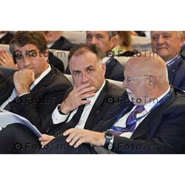 Tiziano Manzoni/LaPresse 8-11- 2025 Italia Cronaca Bergamo Antonio Gozzi, Presidente di Federacciai, aprendo i lavori dell’Assemblea Pubblica 2025 dell’Associazione, che si è svolta oggi a Bergamo alla presenza del Vicepresidente Esecutivo Commissione Europea, per la Coesione e le Riforme, Raffaele Fitto, il Vicepresidente Esecutivo Commissione Europea, per la Prosperità e la Strategia Industriale, Stéphane Séjourné, e il Presidente di Confindustria, Emanuele Orsini.