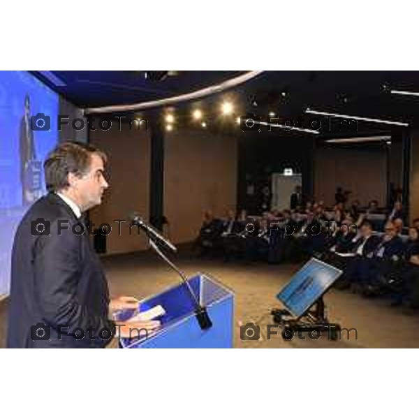 Tiziano Manzoni/LaPresse 8-11- 2025 Italia Cronaca Bergamo Antonio Gozzi, Presidente di Federacciai, aprendo i lavori dell’Assemblea Pubblica 2025 dell’Associazione, che si è svolta oggi a Bergamo alla presenza del Vicepresidente Esecutivo Commissione Europea, per la Coesione e le Riforme, Raffaele Fitto, il Vicepresidente Esecutivo Commissione Europea, per la Prosperità e la Strategia Industriale, Stéphane Séjourné, e il Presidente di Confindustria, Emanuele Orsini.