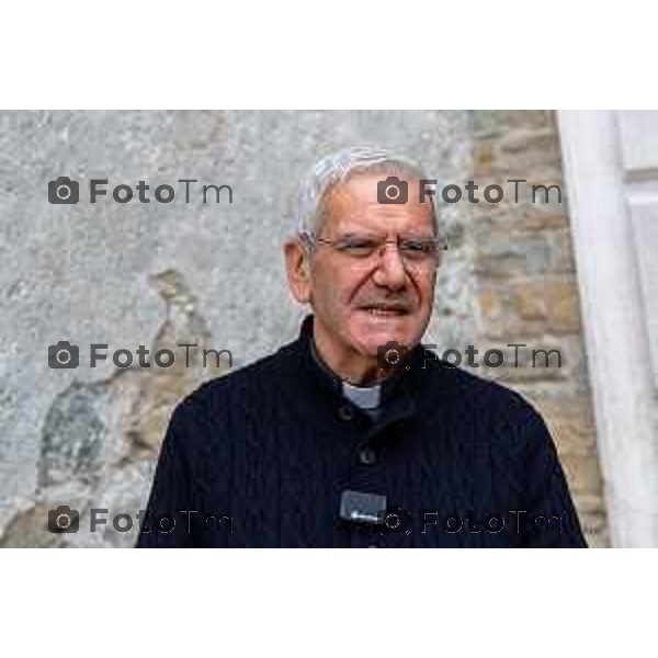 Andrei Eduard Huiala/LaPresse - For Manzoni 14-11-2025 Bergamo, Italia Cronaca Bergamo S.E. Vescovo di Bergamo Francesco Beschi accoglie senzatetto di Bergamo al Museo Bernareggi