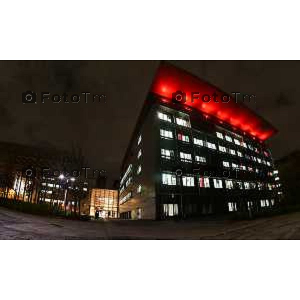 Tiziano Manzoni/LaPresse 18-11- 2025 Italia Cronaca Bergamo Torre 5 dell\'ospedale Papa Giovanni XXIII si colora di rosso 40 anni del primo trapianto