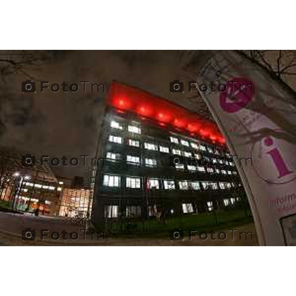 Tiziano Manzoni/LaPresse 18-11- 2025 Italia Cronaca Bergamo Torre 5 dell\'ospedale Papa Giovanni XXIII si colora di rosso 40 anni del primo trapianto