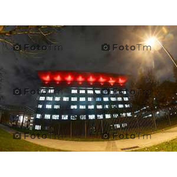Tiziano Manzoni/LaPresse 18-11- 2025 Italia Cronaca Bergamo Torre 5 dell\'ospedale Papa Giovanni XXIII si colora di rosso 40 anni del primo trapianto