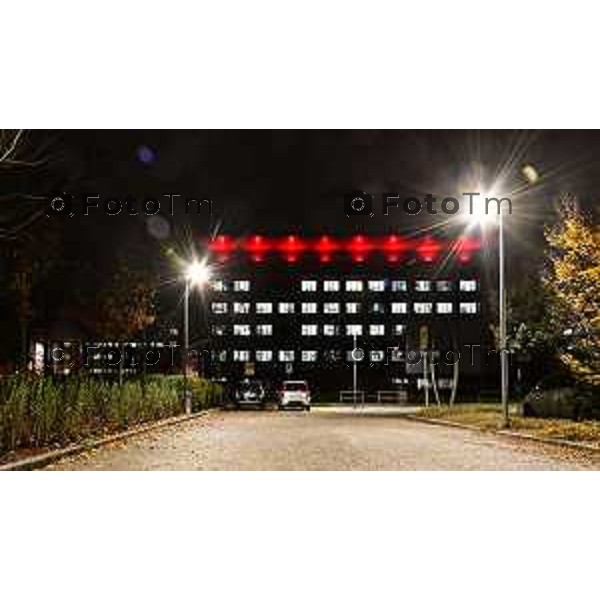 Tiziano Manzoni/LaPresse 18-11- 2025 Italia Cronaca Bergamo Torre 5 dell\'ospedale Papa Giovanni XXIII si colora di rosso 40 anni del primo trapianto