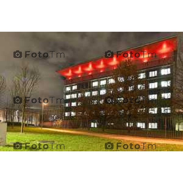 Tiziano Manzoni/LaPresse 18-11- 2025 Italia Cronaca Bergamo Torre 5 dell\'ospedale Papa Giovanni XXIII si colora di rosso 40 anni del primo trapianto