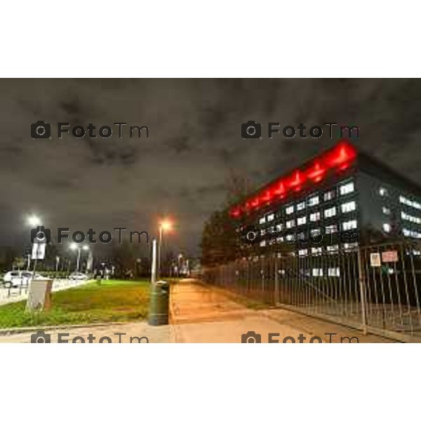 Tiziano Manzoni/LaPresse 18-11- 2025 Italia Cronaca Bergamo Torre 5 dell\'ospedale Papa Giovanni XXIII si colora di rosso 40 anni del primo trapianto