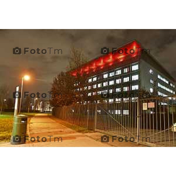 Tiziano Manzoni/LaPresse 18-11- 2025 Italia Cronaca Bergamo Torre 5 dell\'ospedale Papa Giovanni XXIII si colora di rosso 40 anni del primo trapianto