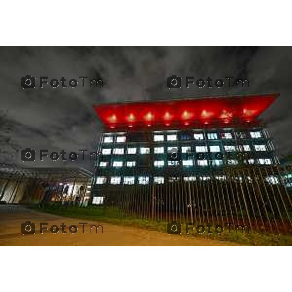 Tiziano Manzoni/LaPresse 18-11- 2025 Italia Cronaca Bergamo Torre 5 dell\'ospedale Papa Giovanni XXIII si colora di rosso 40 anni del primo trapianto