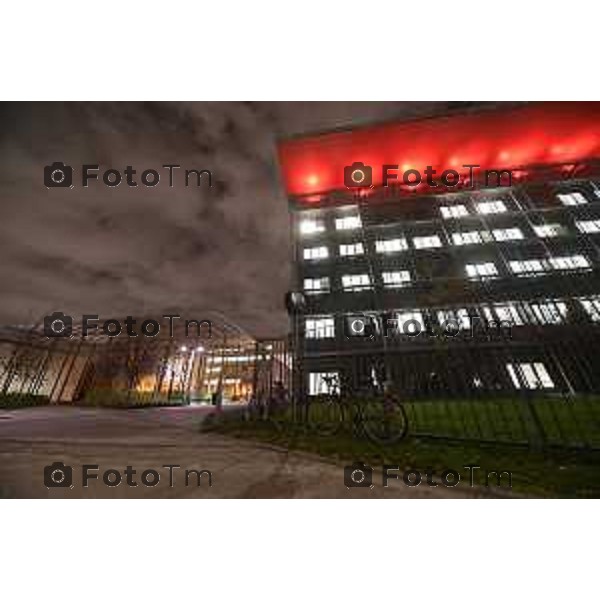 Tiziano Manzoni/LaPresse 18-11- 2025 Italia Cronaca Bergamo Torre 5 dell\'ospedale Papa Giovanni XXIII si colora di rosso 40 anni del primo trapianto