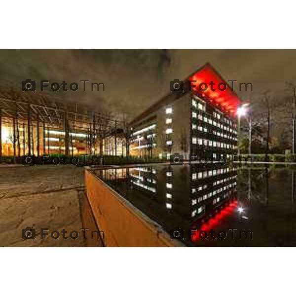 Tiziano Manzoni/LaPresse 18-11- 2025 Italia Cronaca Bergamo Torre 5 dell\'ospedale Papa Giovanni XXIII si colora di rosso 40 anni del primo trapianto