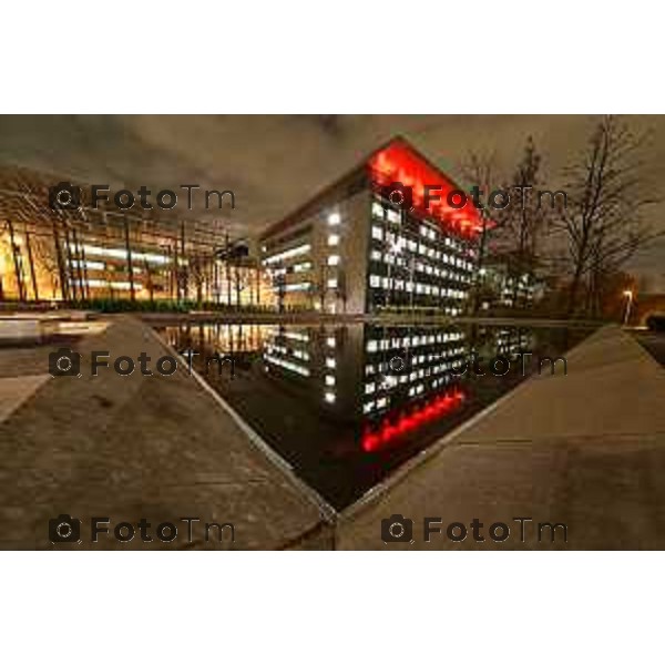 Tiziano Manzoni/LaPresse 18-11- 2025 Italia Cronaca Bergamo Torre 5 dell\'ospedale Papa Giovanni XXIII si colora di rosso 40 anni del primo trapianto