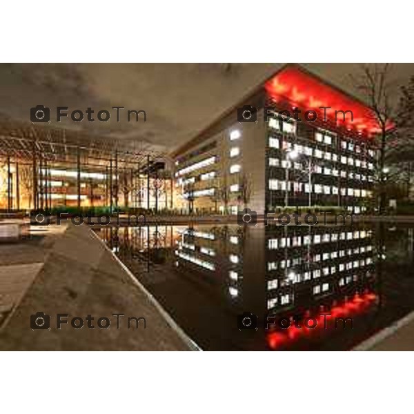 Tiziano Manzoni/LaPresse 18-11- 2025 Italia Cronaca Bergamo Torre 5 dell\'ospedale Papa Giovanni XXIII si colora di rosso 40 anni del primo trapianto