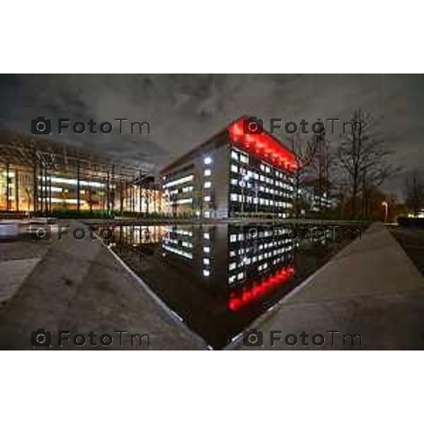 Tiziano Manzoni/LaPresse 18-11- 2025 Italia Cronaca Bergamo Torre 5 dell\'ospedale Papa Giovanni XXIII si colora di rosso 40 anni del primo trapianto