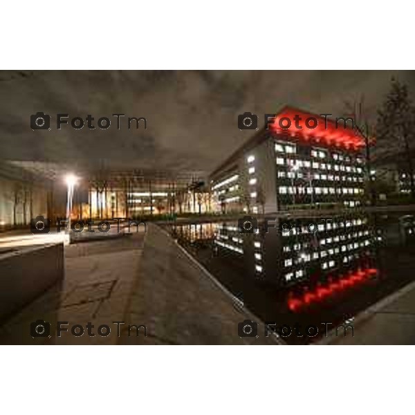 Tiziano Manzoni/LaPresse 18-11- 2025 Italia Cronaca Bergamo Torre 5 dell\'ospedale Papa Giovanni XXIII si colora di rosso 40 anni del primo trapianto