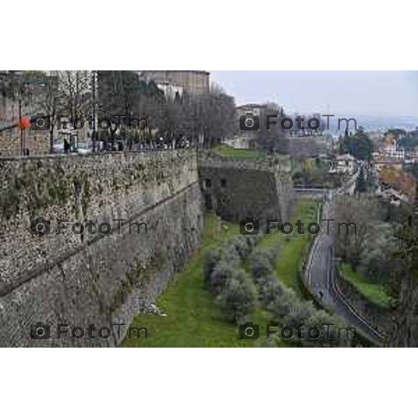 Tiziano Manzoni/LaPresse 20-11- 2025 Italia Cronaca Bergamo Bergamo Alta viale delle Mura cedimento e crollo di sassi e massi delle mura venete