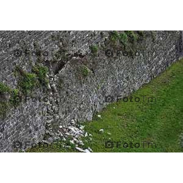 Tiziano Manzoni/LaPresse 20-11- 2025 Italia Cronaca Bergamo Bergamo Alta viale delle Mura cedimento e crollo di sassi e massi delle mura venete