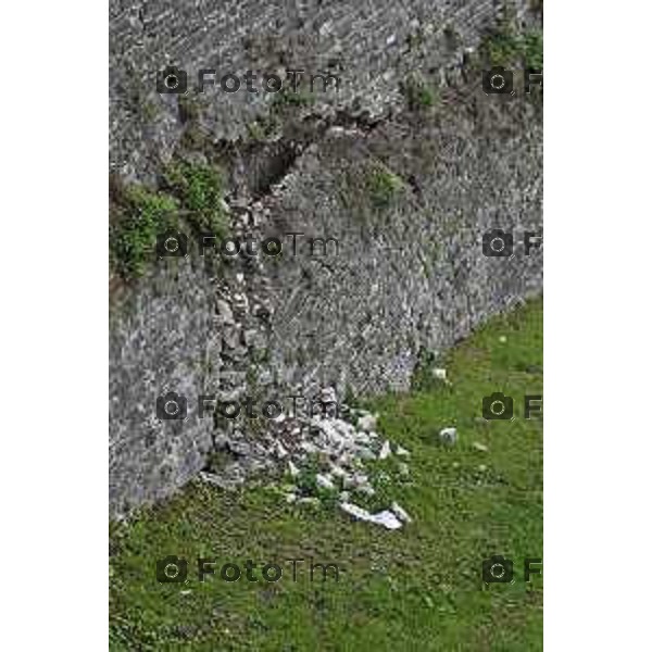 Tiziano Manzoni/LaPresse 20-11- 2025 Italia Cronaca Bergamo Bergamo Alta viale delle Mura cedimento e crollo di sassi e massi delle mura venete