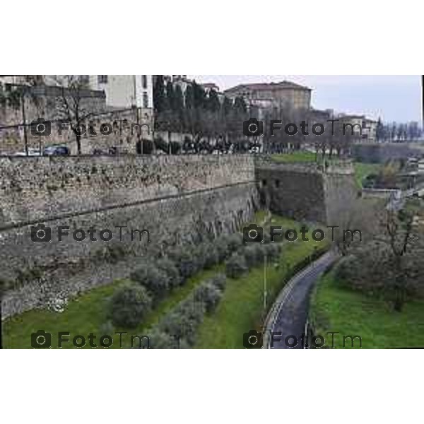 Tiziano Manzoni/LaPresse 20-11- 2025 Italia Cronaca Bergamo Bergamo Alta viale delle Mura cedimento e crollo di sassi e massi delle mura venete