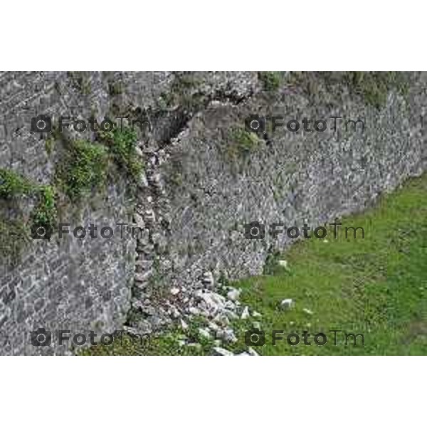 Tiziano Manzoni/LaPresse 20-11- 2025 Italia Cronaca Bergamo Bergamo Alta viale delle Mura cedimento e crollo di sassi e massi delle mura venete