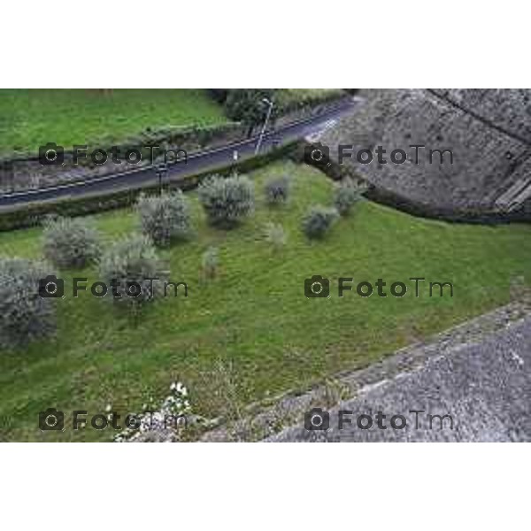 Tiziano Manzoni/LaPresse 20-11- 2025 Italia Cronaca Bergamo Bergamo Alta viale delle Mura cedimento e crollo di sassi e massi delle mura venete