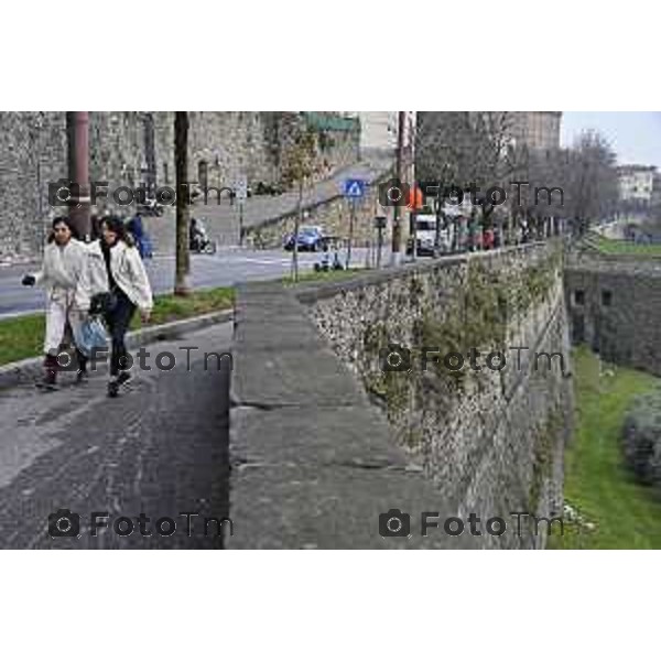 Tiziano Manzoni/LaPresse 20-11- 2025 Italia Cronaca Bergamo Bergamo Alta viale delle Mura cedimento e crollo di sassi e massi delle mura venete