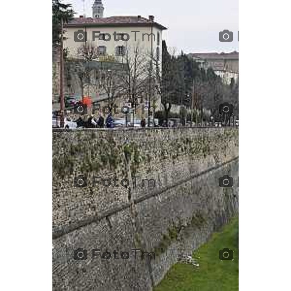 Tiziano Manzoni/LaPresse 20-11- 2025 Italia Cronaca Bergamo Bergamo Alta viale delle Mura cedimento e crollo di sassi e massi delle mura venete
