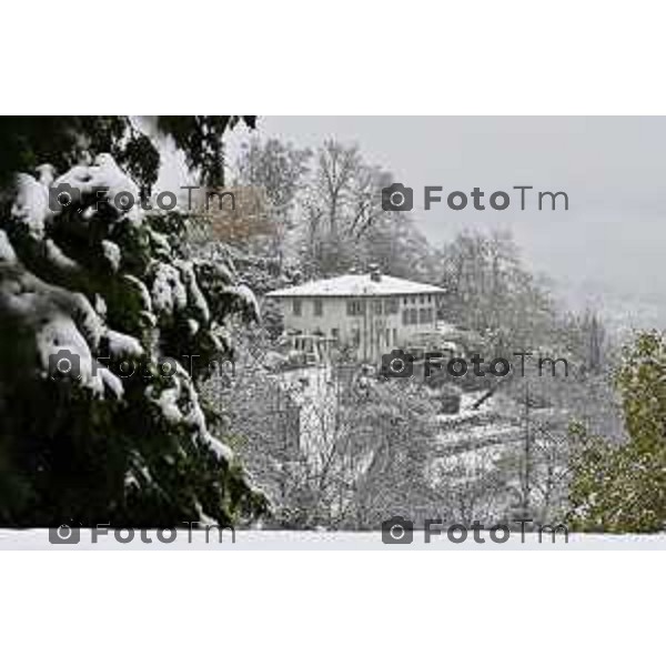 Tiziano Manzoni/LaPresse 21-11- 2025 Italia Cronaca Bergamo Bergamo Nevicata in città Novembre 2025