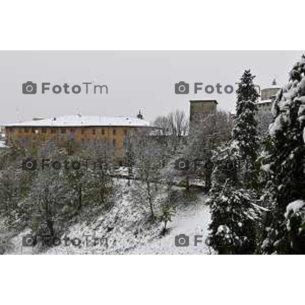 Tiziano Manzoni/LaPresse 21-11- 2025 Italia Cronaca Bergamo Bergamo Nevicata in città Novembre 2025