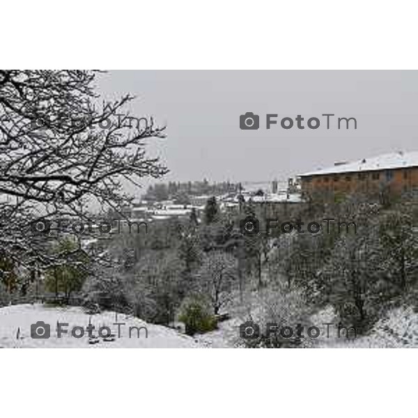 Tiziano Manzoni/LaPresse 21-11- 2025 Italia Cronaca Bergamo Bergamo Nevicata in città Novembre 2025
