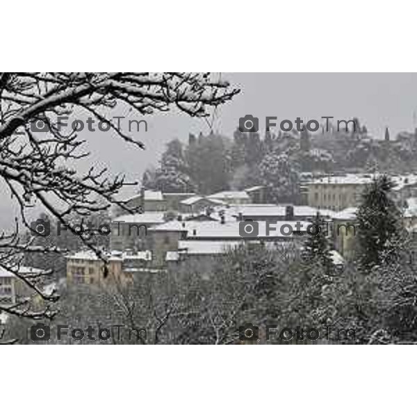 Tiziano Manzoni/LaPresse 21-11- 2025 Italia Cronaca Bergamo Bergamo Nevicata in città Novembre 2025