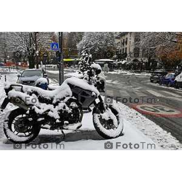 Tiziano Manzoni/LaPresse 21-11- 2025 Italia Cronaca Bergamo Bergamo Nevicata in città Novembre 2025