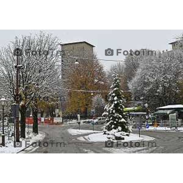 Tiziano Manzoni/LaPresse 21-11- 2025 Italia Cronaca Bergamo Bergamo Nevicata in città Novembre 2025