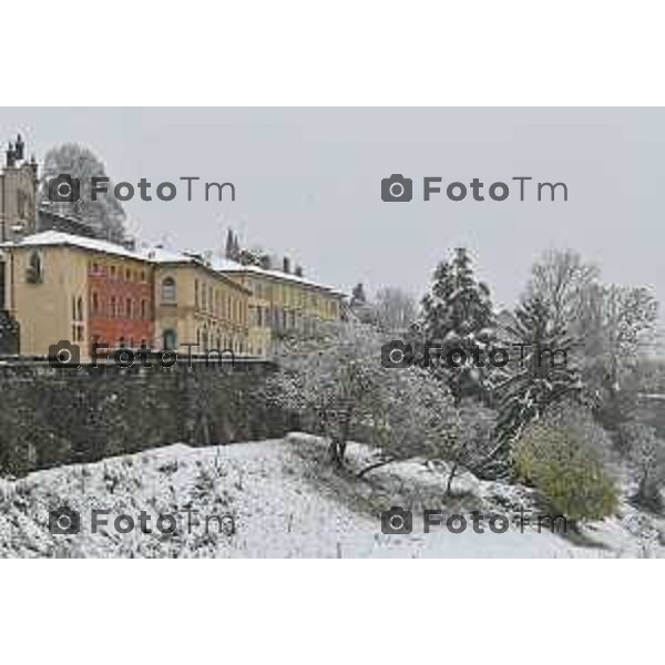 Tiziano Manzoni/LaPresse 21-11- 2025 Italia Cronaca Bergamo Bergamo Nevicata in città Novembre 2025