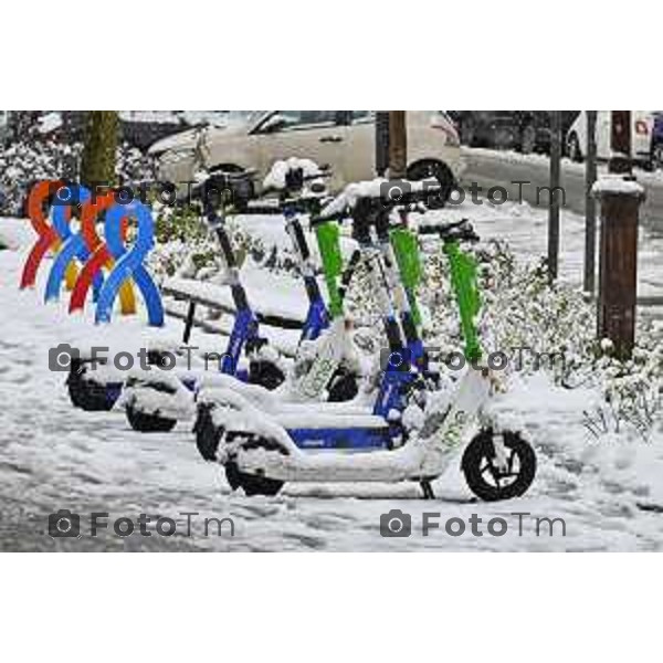 Tiziano Manzoni/LaPresse 21-11- 2025 Italia Cronaca Bergamo Bergamo Nevicata in città Novembre 2025