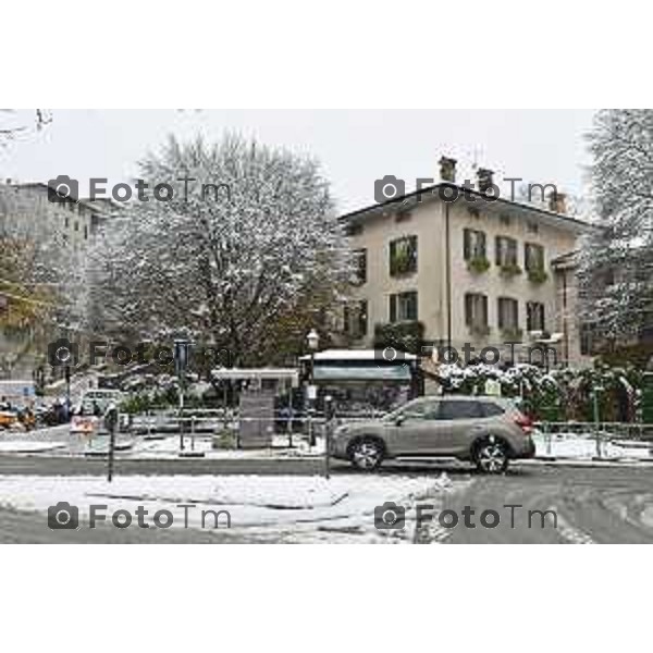 Tiziano Manzoni/LaPresse 21-11- 2025 Italia Cronaca Bergamo Bergamo Nevicata in città Novembre 2025