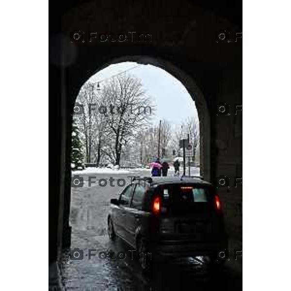 Tiziano Manzoni/LaPresse 21-11- 2025 Italia Cronaca Bergamo Bergamo Nevicata in città Novembre 2025