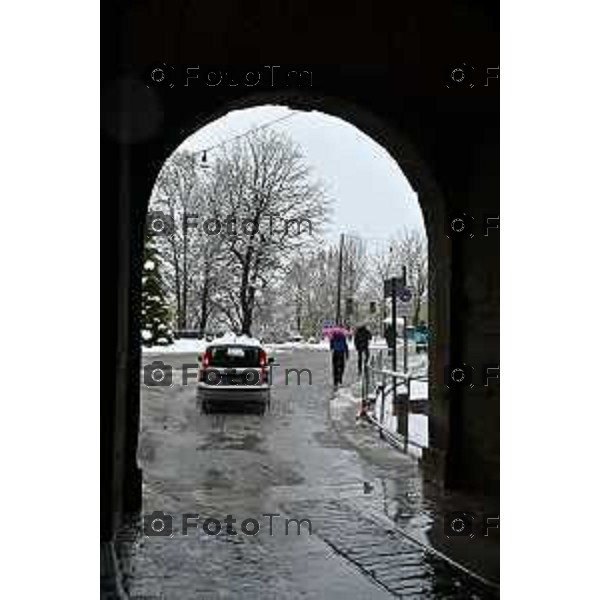 Tiziano Manzoni/LaPresse 21-11- 2025 Italia Cronaca Bergamo Bergamo Nevicata in città Novembre 2025