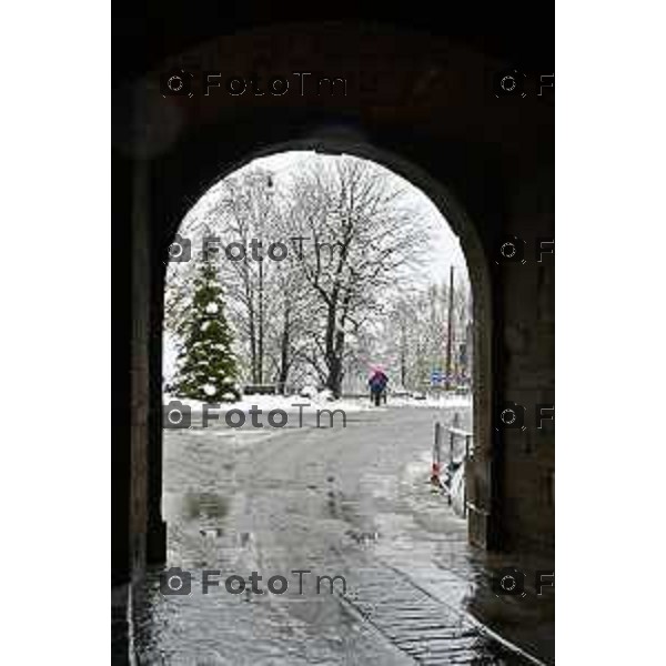 Tiziano Manzoni/LaPresse 21-11- 2025 Italia Cronaca Bergamo Bergamo Nevicata in città Novembre 2025