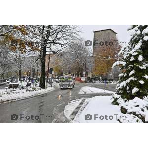 Tiziano Manzoni/LaPresse 21-11- 2025 Italia Cronaca Bergamo Bergamo Nevicata in città Novembre 2025