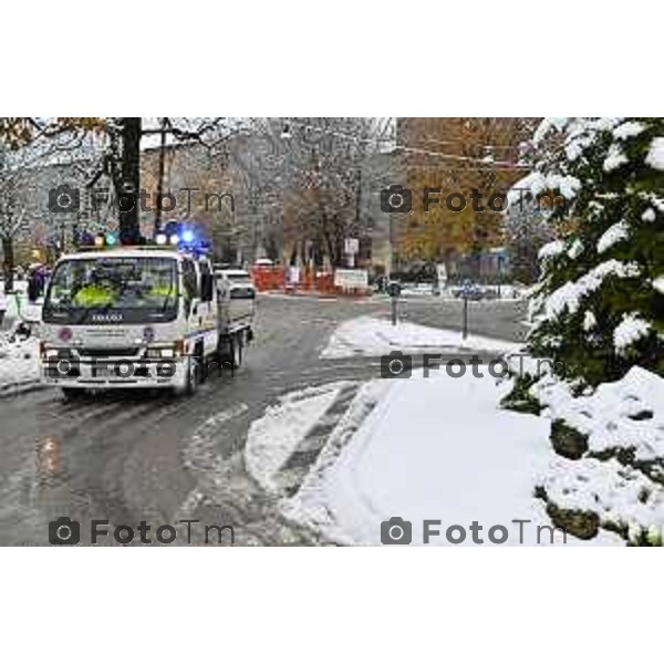 Tiziano Manzoni/LaPresse 21-11- 2025 Italia Cronaca Bergamo Bergamo Nevicata in città Novembre 2025