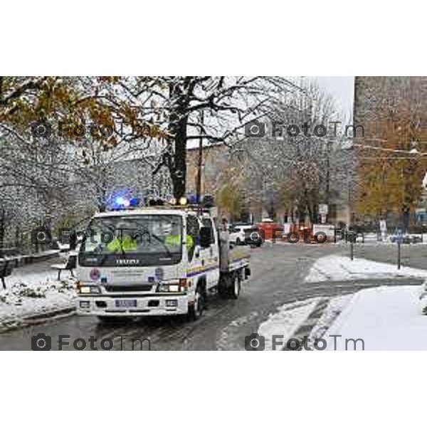 Tiziano Manzoni/LaPresse 21-11- 2025 Italia Cronaca Bergamo Bergamo Nevicata in città Novembre 2025