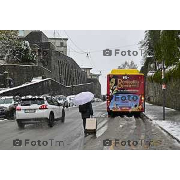 Tiziano Manzoni/LaPresse 21-11- 2025 Italia Cronaca Bergamo Bergamo Nevicata in città Novembre 2025