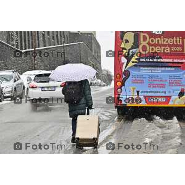 Tiziano Manzoni/LaPresse 21-11- 2025 Italia Cronaca Bergamo Bergamo Nevicata in città Novembre 2025