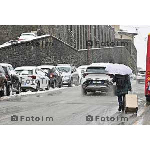 Tiziano Manzoni/LaPresse 21-11- 2025 Italia Cronaca Bergamo Bergamo Nevicata in città Novembre 2025