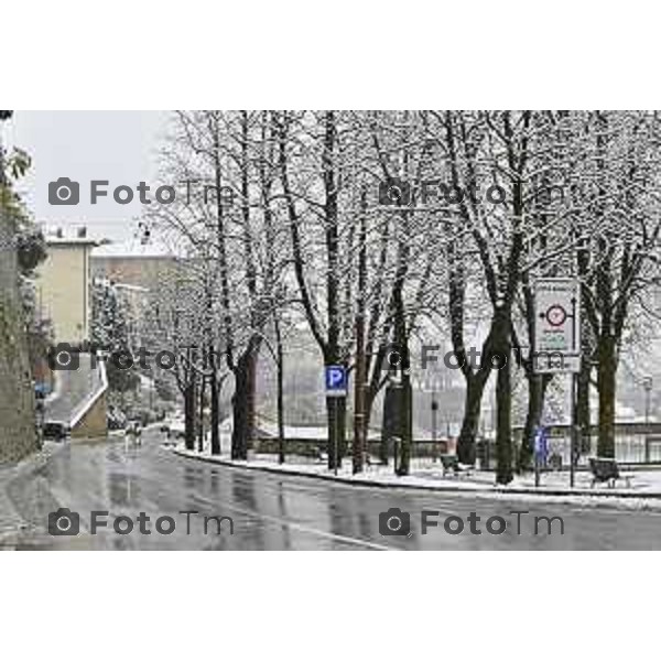 Tiziano Manzoni/LaPresse 21-11- 2025 Italia Cronaca Bergamo Bergamo Nevicata in città Novembre 2025