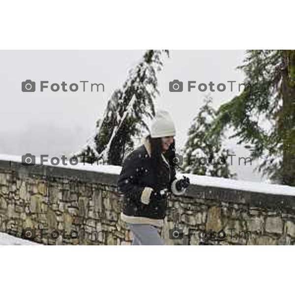 Tiziano Manzoni/LaPresse 21-11- 2025 Italia Cronaca Bergamo Bergamo Nevicata in città Novembre 2025