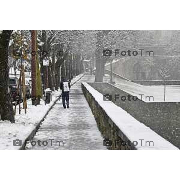 Tiziano Manzoni/LaPresse 21-11- 2025 Italia Cronaca Bergamo Bergamo Nevicata in città Novembre 2025