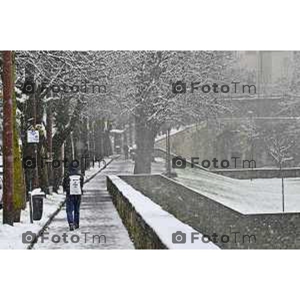Tiziano Manzoni/LaPresse 21-11- 2025 Italia Cronaca Bergamo Bergamo Nevicata in città Novembre 2025